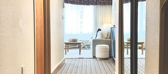  Steps from the Slopes! Hot Tub, Indoor/outdoor pool, Cozy, clean, convenient!