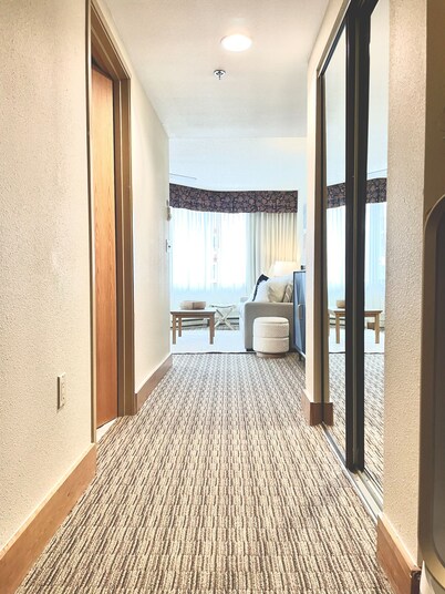  Steps from the Slopes! Hot Tub, Indoor/outdoor pool, Cozy, clean, convenient!