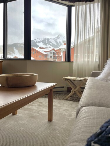 Indoor/Outdoor pool, hot tub, elevator, views. Walk to lifts, restaurants, shops