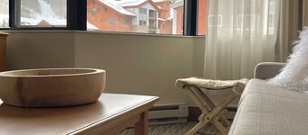 Indoor/Outdoor pool, hot tub, elevator, views. Walk to lifts, restaurants, shops