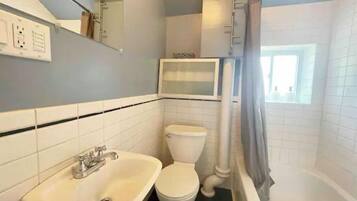 Duschwanne, Haartrockner, Handtücher, Seife