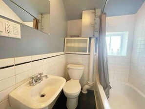 Duschwanne, Haartrockner, Handtücher, Seife