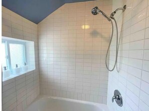 Ensemble douche/baignoire, sèche-cheveux, serviettes fournies, savon