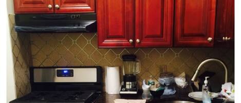 Mikrowelle, Wasserkocher mit Kaffee-/Teezubehör