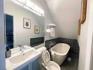 Tina con regadera, secadora de cabello, toallas, jabón 