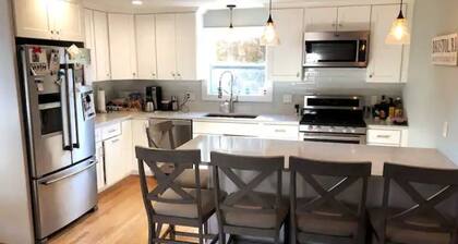 Fully Restored Bristol Home, Walk to Town & Harbor