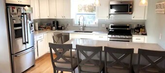 Fully Restored Bristol Home, Walk to Town & Harbor