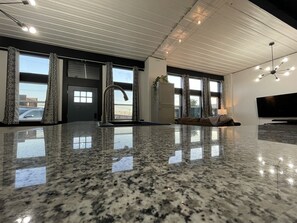 Interior - Beautiful 2b/2bth near downtown and the park. (Mountain Home)