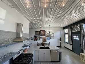 Fridge, microwave, oven, stovetop - Beautiful 2b/2bth near downtown and the park. (Mountain Home)