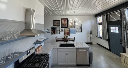 Beautiful 2b/2bth near downtown and the park.