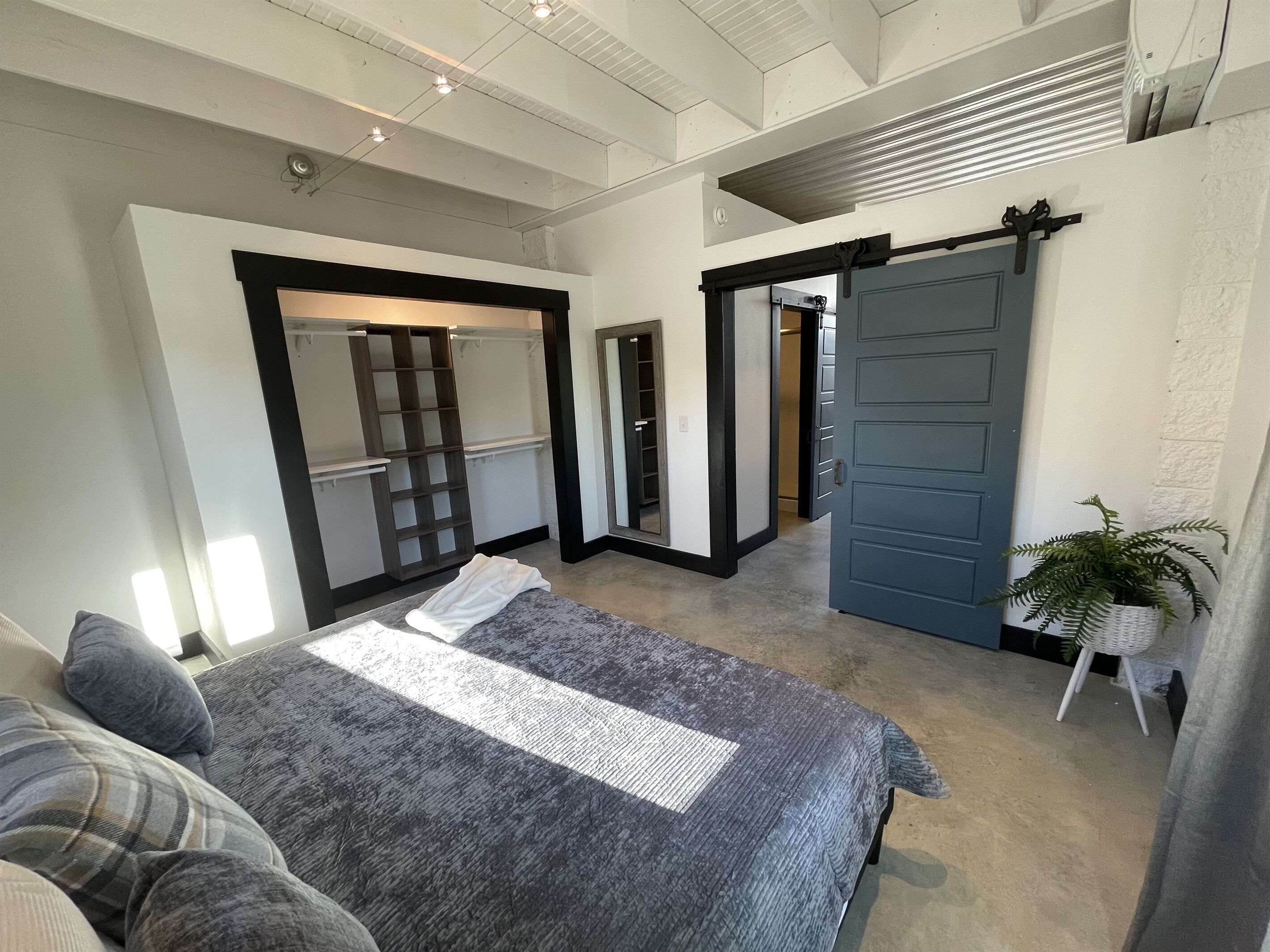 2 bedrooms, desk, iron/ironing board, WiFi