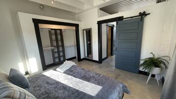 2 bedrooms, desk, iron/ironing board, WiFi