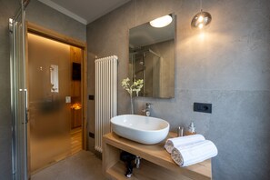 Douche, sèche-cheveux, serviettes fournies