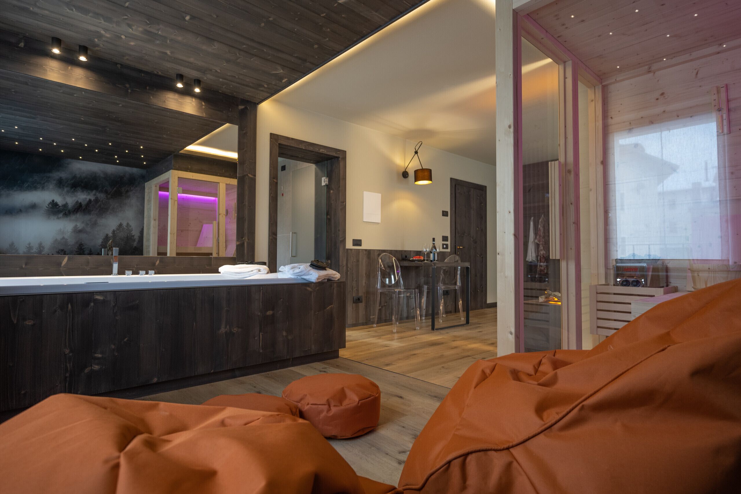 Une salle de bain moderne avec un grand miroir, un plafond en bois et un espace douche.