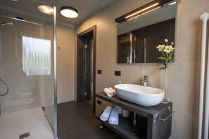 Douche, sèche-cheveux, serviettes fournies