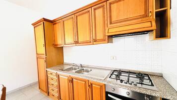 Apartment | Private kitchen | Full-sized fridge, oven, stovetop, cookware/dishes/utensils