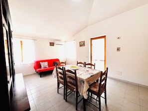 Appartement | Coin séjour | Télévision à écran plat de 22 pouces avec chaînes par câble, télévision