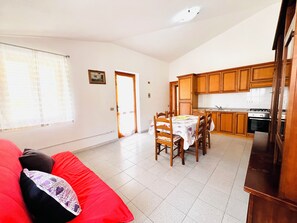 Appartamento | Area soggiorno | TV a schermo piatto 22 pollici con canali via cavo, TV