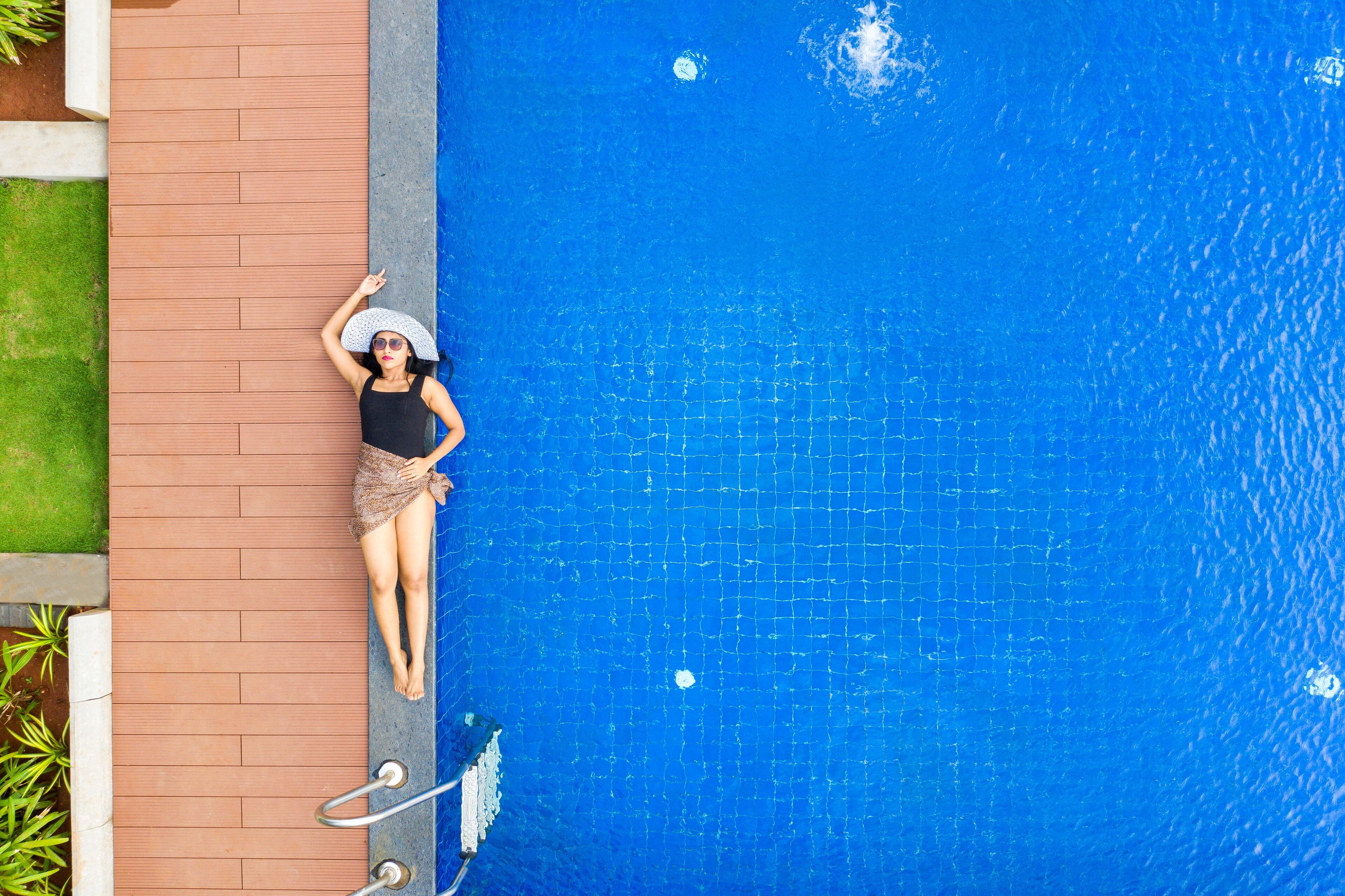 outdoor pool, open 6:30 am to 7:00 pm, pool umbrellas, pool loungers