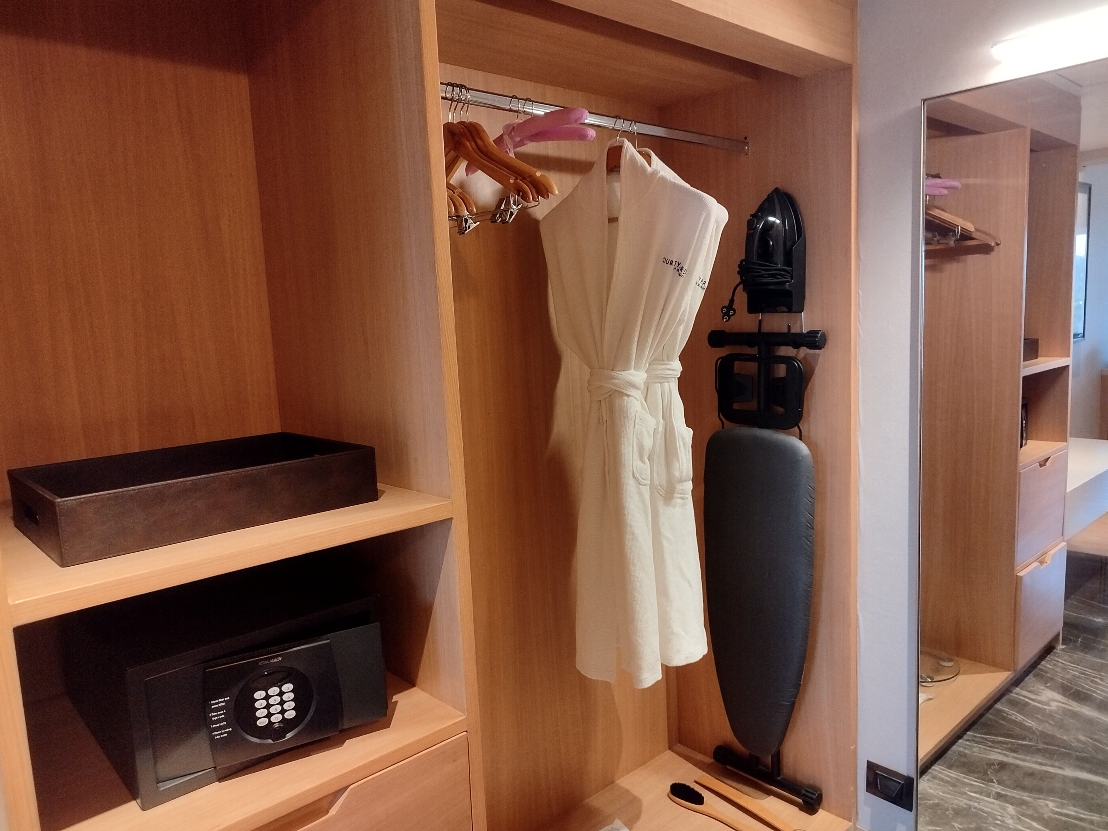 executive suite, 1 king bed, non smoking, city view | wardrobe