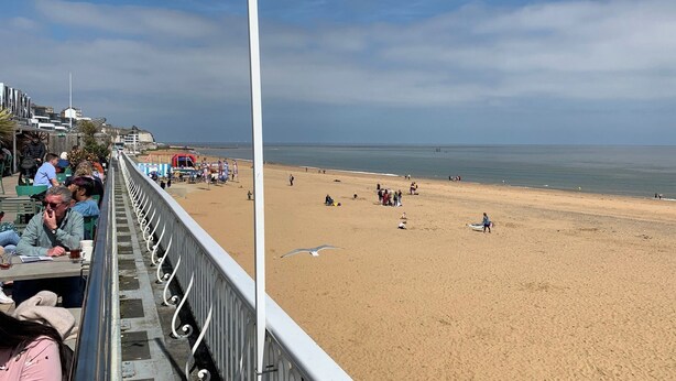 A beach with a promenade, people, and a clear sky. - Vitamin Sea Residency (Herne Bay)