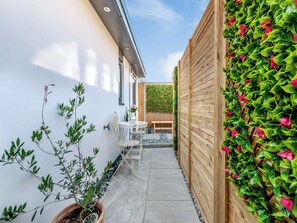 Outdoor dining - Vitamin Sea Residency (Herne Bay)