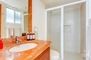 Shower, hair dryer, towels, soap - Pool, Gazebo, Parking, 2 Blocks to Beach & 5th Ave (Playa del Carmen)