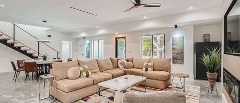 Flatskjerm-TV og kontorer