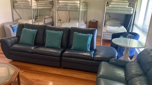 4 bedrooms, iron/ironing board, WiFi - The Blue House -Spacious and comfortable beach house (Venus Bay)