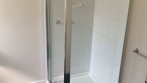 Bathtub - The Blue House -Spacious and comfortable beach house (Venus Bay)