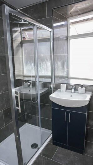 Shower - Lovely, Cosy Retreat Close to the City Centre (Manchester)