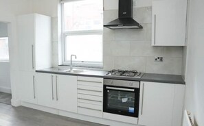 Oven, dining tables - Lovely, Cosy Retreat Close to the City Centre (Manchester)