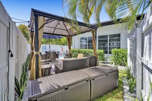 Outdoor dining - Heated Pool! 5 Bedrooms+1 Mile To Beach/Las Olas! (Fort Lauderdale)