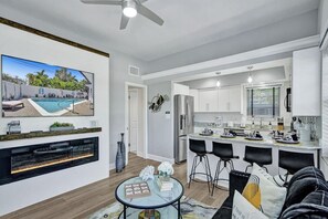 Fridge, microwave, oven, stovetop - Heated Pool! 5 Bedrooms+1 Mile To Beach/Las Olas! (Fort Lauderdale)