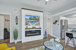 Smart TV, fireplace, foosball, books - Heated Pool! 5 Bedrooms+1 Mile To Beach/Las Olas! (Fort Lauderdale)