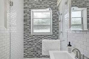 Hair dryer, towels, soap, toilet paper - Heated Pool! 5 Bedrooms+1 Mile To Beach/Las Olas! (Fort Lauderdale)