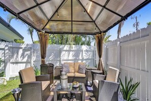 Terrace/patio - Heated Pool! 5 Bedrooms+1 Mile To Beach/Las Olas! (Fort Lauderdale)