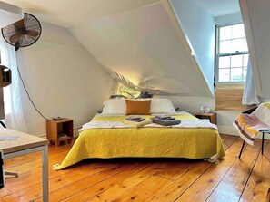 2 bedrooms, iron/ironing board, free WiFi, bed sheets - Townhouse Apt 2 w Parking in Downtown Portsmouth (Portsmouth)