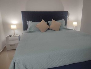 Tabla de planchar con plancha, wifi gratis y ropa de cama 