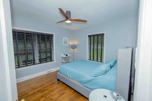 3 Schlafzimmer, Schreibtisch, Bügeleisen/Bügelbrett, Reisekinderbett