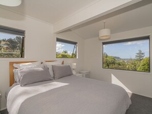 3 bedrooms, iron/ironing board, WiFi - Hillside Haven - Tairua Holiday Home (Tairua)