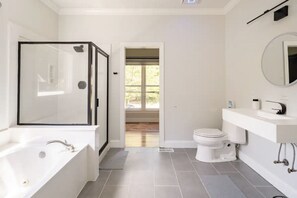 Bathtub, jetted tub, hair dryer, bidet