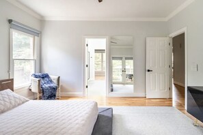 4 bedrooms, desk, iron/ironing board, travel cot