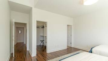 4 habitaciones, escritorio, tabla de planchar con plancha y wifi