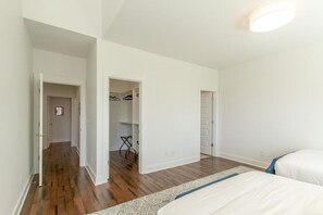 4 slaapkamers, een bureau, een strijkplank/strijkijzer, wifi