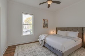 4 bedrooms, desk, iron/ironing board, travel crib - Modern Luxury | Spacious Comfort | Prime Location (Nashville)