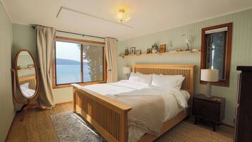 3 bedrooms, iron/ironing board, travel crib, free WiFi