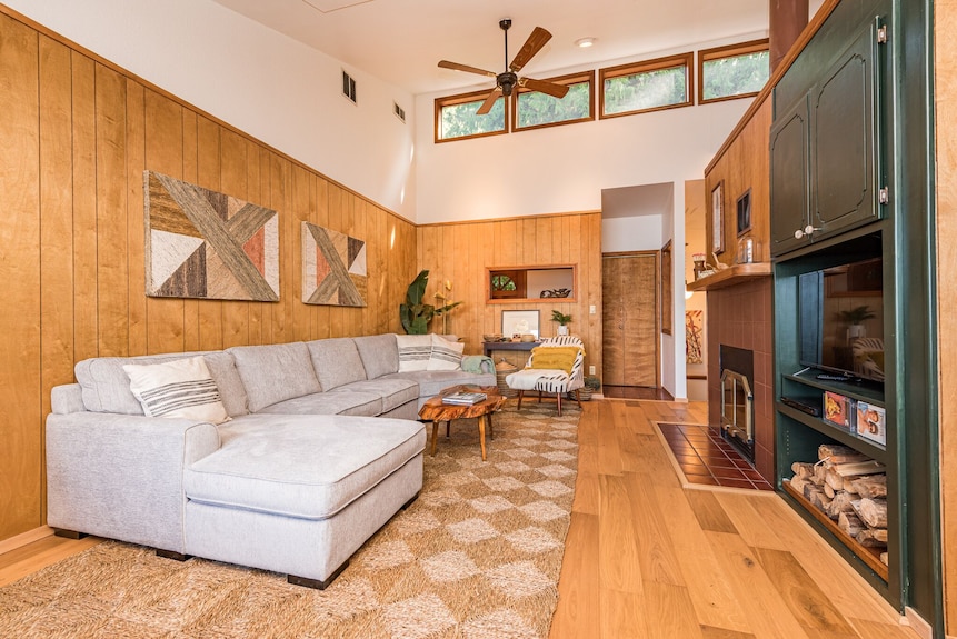 Private Waterfront Spa Retreat + Movie Theater - Port Townsend, WA