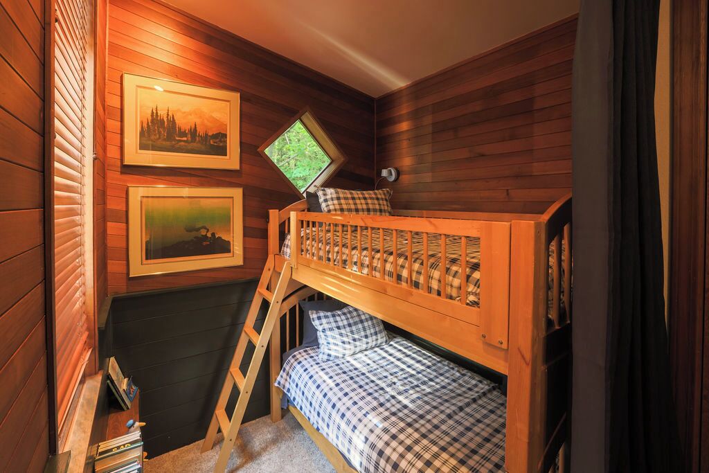 3 bedrooms, iron/ironing board, travel cot, free WiFi