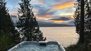 Outdoor spa tub - Private Waterfront Spa Retreat + Movie Theater (Port Townsend)